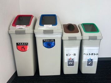 ご利用可能なゴミ箱 - SNビル　貸し会議室 SNビル6階レンタルスペースの入口の写真