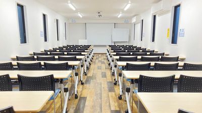 Room2は収容人数は最大60人。会場面積は60m²となります。 - 高崎白銀ビル貸し会議室 別館 Room2【3名掛け最大60席】の室内の写真