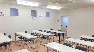 少人数の会議や打ち合わせ、面接会場等にちょうどよい広さとなっております。 - 高崎白銀ビル貸し会議室 第四会議室【3名掛け最大24席】の室内の写真