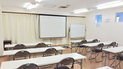 少人数の会議や打ち合わせ、面接会場等にちょうどよい広さとなっております。 - 高崎白銀ビル貸し会議室 第四会議室【3名掛け最大24席】の室内の写真