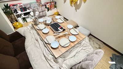 たこ焼きパーティーは6名さままで
こたつで可能です。器具はオプションです。※煙感知器が作動しますので、換気を十分にお願いします。 - グッドワン【おうちスペース】京都市役所駅前店 グッドワン京都満喫ルーム【84インチスクリーンで映画ゲーム三昧】の室内の写真