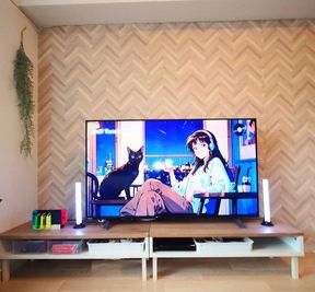 テレビサイズは「没入感に浸れること」を重視し、大きすぎず、目が疲れない最適視聴距離を考慮しています。 - エクセルシオールスペース西新宿 🎉新宿サザンテラス横の角部屋🌈オールナイトパーティースペースの室内の写真