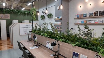 MIRAIYA Bookmark Lounge 幕張店 オープン席17の室内の写真