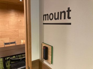 扉側MOUNTとかかれているお部屋になります◎ - レンタルスペース【 third door 】 会議室【MOUNT】third doorの室内の写真