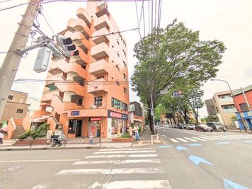 甲州街道の交差点のビルです - レンタルジムAll day gym千歳烏山店 個室ジム　All Day Gym世田谷 千歳烏山店の室内の写真