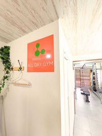 白基調の室内 - レンタルジムAll day gym千歳烏山店 個室ジム　All Day Gym世田谷 千歳烏山店の室内の写真