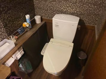 トイレはキッチン横、店内の奥にございます。ご自由にお使いください。 - さぼり場の設備の写真