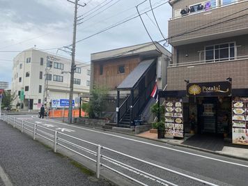 直進し続けるとタイ料理のお店の横に当店につながる階段があります。 - さぼり場の入口の写真