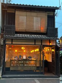 高瀬川ぞい町屋 高瀬川沿いの伝統的な素敵な町屋、一期一会の舞台の室内の写真