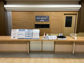 コインスペースくさつ平和堂店 会議室1（24名まで利用可能）の入口の写真