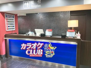 カラオケＣＬＵＢ ＤＡＭ三宮北野坂店 《9～10名利用》カラオケルーム【サイズL】の室内の写真