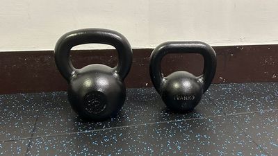 伊藤鉉鋳工所 & IVANKOのハードスタイルケトルベル（8kg, 16kg） - INDEPENDENT GYM 方南町店 レンタルジムの設備の写真