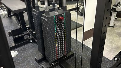 ワンタッチで重量調整が可能なウェイトスタック式のラットプル/ロープーリーアタッチメント - INDEPENDENT GYM 方南町店 レンタルジムの設備の写真