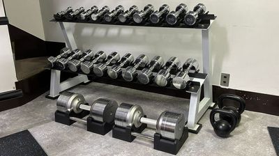 固定式ダンベル、可変式ダンベル、ケトルベルも豊富にご用意 - INDEPENDENT GYM 方南町店 レンタルジムの設備の写真