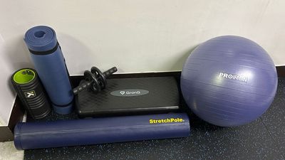 各種トレーニングアイテムも漏れなく完備 - INDEPENDENT GYM 方南町店 レンタルジムの設備の写真