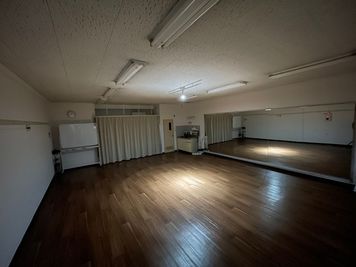 非日常を演出してくれるスポットライトです。
スタジオ奥のトイレ横のスポットライトスイッチをONにして頂き、入り口付近にある電気をOFFにすると演出可能です - レンタルスタジオFUN ダンススペースの設備の写真