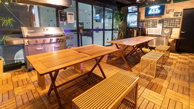 夜のテラス席です。BBQが可能。 - BAR111 貸切フロアの室内の写真