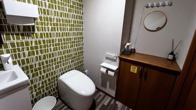 広めのトイレはメイクルームとしても使えます - Base Bettaku コミュニティ＆コワーキングスペース・個室（PINK）の設備の写真