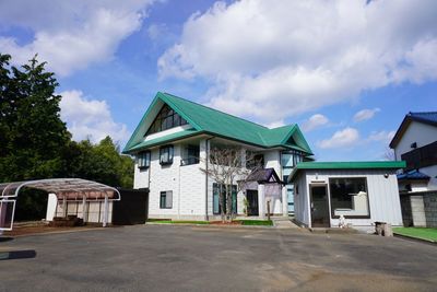 駐車場あります！ - 千葉県長生郡長柄町｜緑に囲まれた特別空間 緑に囲まれたモダン空間｜撮影＆ビジネス向け完全個室の貸し会議室の外観の写真