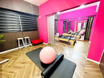 スライド式ミラーで、空間を自由に仕切れます！ - KUNOSHIRO Pilates Studioの室内の写真