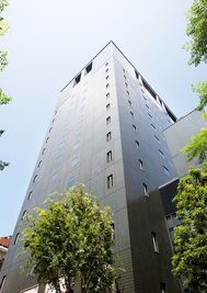 サンライズビル外観(西側から) - サンライズビル大阪 イベントホールA・B・C 展示場、会議室、多目的スペースの外観の写真