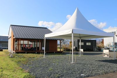 建物前の空き地もイベントスペースとして使えます。 - webcast studio  KOIWAI BASE KOIWAI BASEの外観の写真