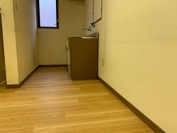 部屋の中にキッチンを設置しています。 - レンタルルームTOWARAの室内の写真