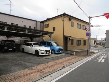 ４区画の屋根付きの駐車場です。大きく、広い駐車場なので、縦列駐車で８台はゆっくり止められます。 - レンタルルームTOWARAの外観の写真