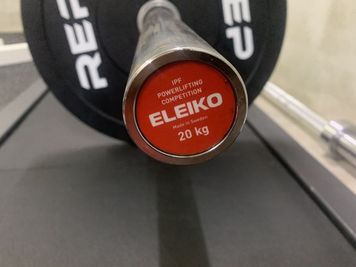 ELEIKO（エレイコ）パワーリフティング コンペティションバー IPF公認品 - GORILLA HUB KOMAGOME | ゴリラハブ駒込 【2名まで】駒込駅徒歩6分の③パワーリフティングスペースの設備の写真