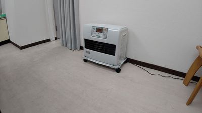 20畳用ファンヒーター
1部屋1台で計2台ご用意しています。

お好きな場所に移動してお使いください。 - サンホームセキュリティーの設備の写真