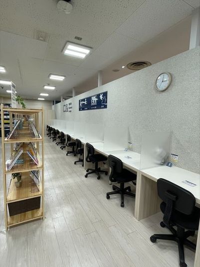 MIRAIYA Bookmark Lounge 古川橋駅前店 しきりのある席３の室内の写真