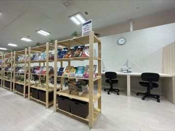 書店の本も自由に読めます。 - MIRAIYA Bookmark Lounge 古川橋駅前店 しきりのある席３の設備の写真