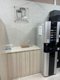 無料ドリンクコーナー - MIRAIYA Bookmark Lounge 古川橋駅前店 しきりのある席３の設備の写真