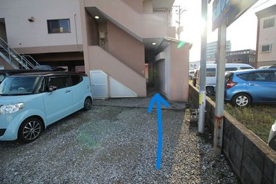 建物の下をくぐります。 - ホームシネマ南宮崎 ホームシネマ南宮崎🎥駐車場1台あり🚙南宮崎駅徒歩8分🚶のその他の写真