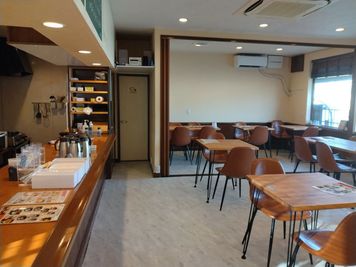 カウンター部分もドリンクなどおいて使っていただけます。 - 日和菜cafe cafeのフロアスペースの室内の写真