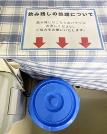 飲み残しはこちらのバケツにお入れください。 - レンタルスペース【wit.】の設備の写真