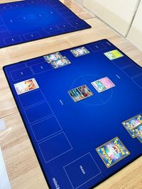 カードゲームができるプレイマットあり！
2台のテーブル並べると8人、4組が向かい合わせで対戦ができます。 - 【04_アズスタイル】秋葉原イベントスペース_c アズ04＿秋葉原🌈ボードゲーム・パーティー・トレーニングの設備の写真