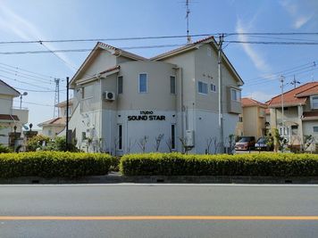 加須・鴻巣線沿い（バス通り）に面しています、駐車場は店舗の裏側です - スタジオ サウンドステア 【JR鴻巣駅】📹完全防音 多用途スタジオの外観の写真