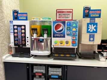 カラオケビッグエコー　御茶ノ水店 《5～8名用》会議・打ち合わせ用ルーム【サイズM】の室内の写真