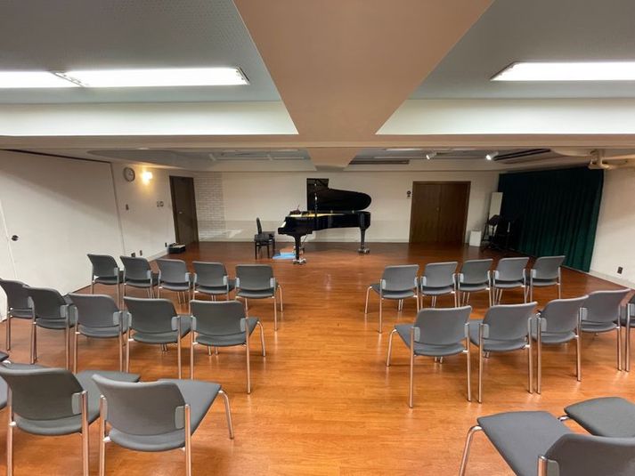 ホール使用例（ピアノコンサート・発表会） - ACCOUSTICA Hall & Piano Studios 音楽センターホールACCOUSTICAの室内の写真