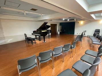 ホール使用例（ピアノコンサート・発表会） - ACCOUSTICA Hall & Piano Studios 音楽センターホールACCOUSTICAの室内の写真