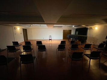 ホール使用例（朗読会イメージ） - ACCOUSTICA Hall & Piano Studios 音楽センターホールACCOUSTICAの室内の写真