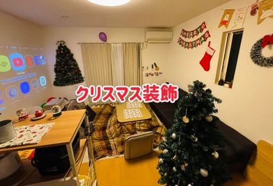 2階は11〜12月限定でクリスマス装飾です🤶 - 北千住ボードゲームハウス「ピザパイン」の室内の写真