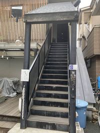 こちらの階段をのぼってお越しください。 - さぼり場の入口の写真