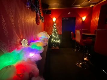 クリスマス仕様にしました🎄 - Bar Vermelho カラオケ付きバースペース　交流会・推し活にオススメ！の室内の写真