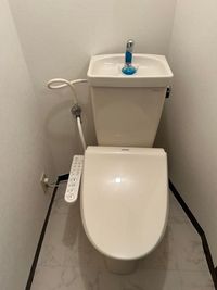 トイレは温水・温便座・ウェシュレット完備。 - ホームシアター春日原の設備の写真