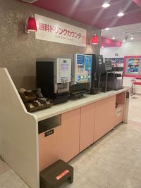 ドリンクバーもご利用いただけます。 - ジャンカラ琴似店 カラオケルーム（多目的レンタルスペース）2の室内の写真