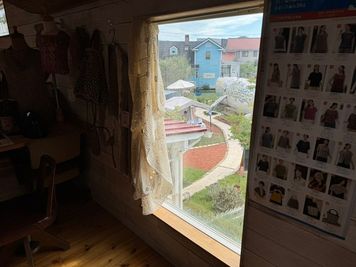 窓からザッパ村を展望できますよ♪ - Burano Zappa コワーキングスペース（Burano２階）のその他の写真