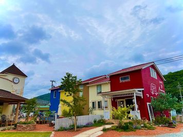 赤色の建物がBurano Zappa入口です。 - Burano Zappa コワーキングスペース（Burano２階）の外観の写真