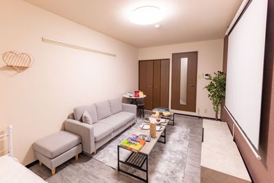 かわいい雰囲気のお部屋にゆったりソファ🛋
無料備品も多数ご用意✨
掲載写真後半に設備写真もございますのでご確認ください。 - WellnessJR難波駅前1号_21の室内の写真